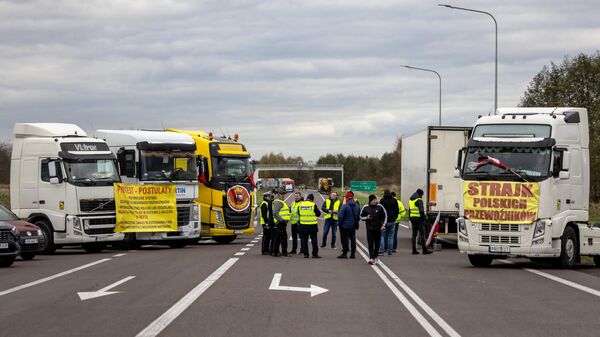 Польские перевозчики блокируют польско-украинский пограничный переход в Дорохуске. 6 ноября 2023