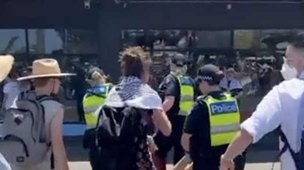 Полицейские Мельбурна во время задержания участницы демонстрации в поддержку палестинцев