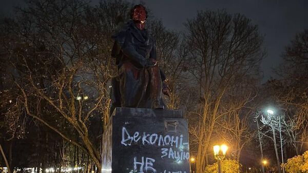 Памятник русскому поэту Александру Пушкину, оскверненный вандалами в Киеве