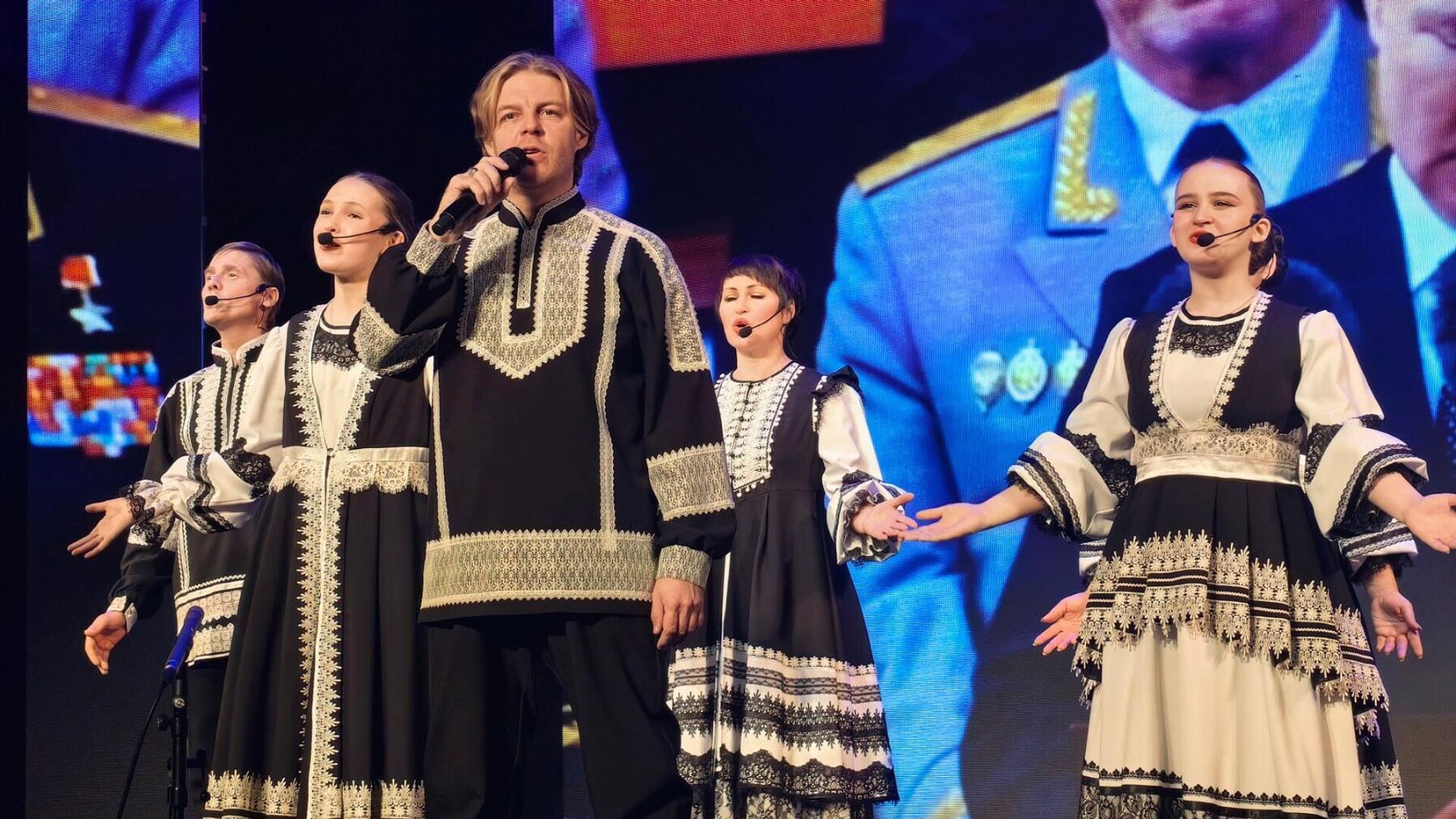 Артисты во время выступления на гала-концерте международного фестиваля национальных культур Возьмемся за руки друзья в Ханты-Мансийске - РИА Новости, 1920, 07.11.2023