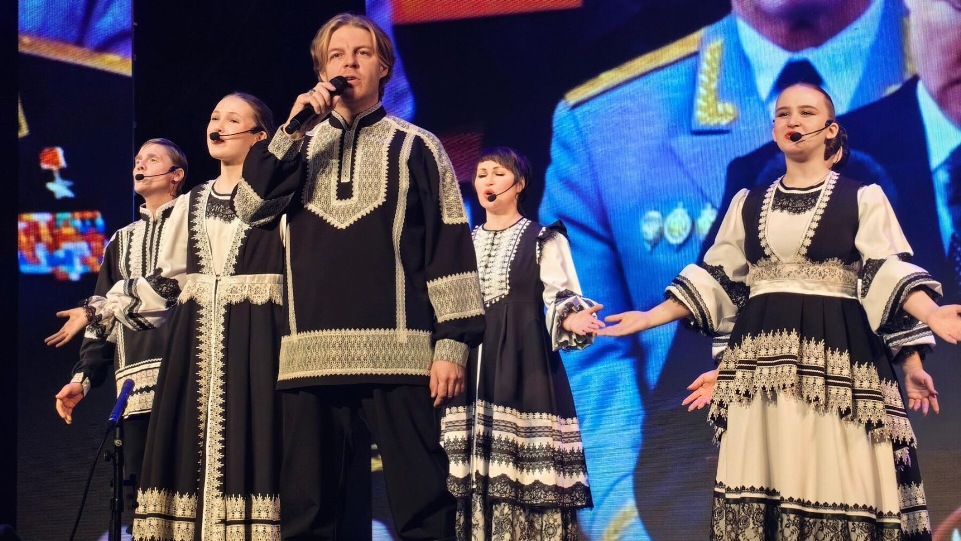 Артисты во время выступления на гала-концерте международного фестиваля национальных культур Возьмемся за руки друзья в Ханты-Мансийске - РИА Новости, 1920, 07.11.2023