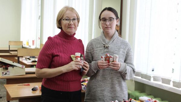 Школьники из Ижевска смастерили куклы-обереги для детей ЛНР