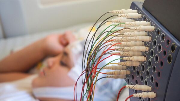 Ребенок на электроэнцефалографии