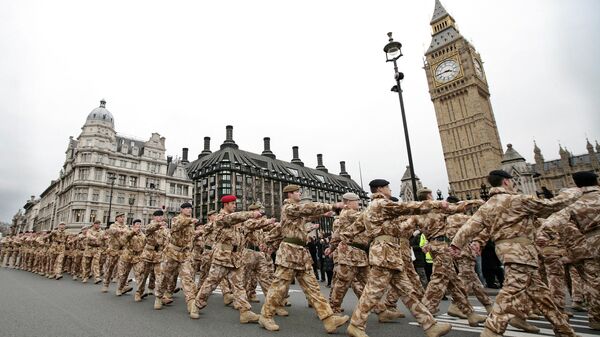 Британские военнослужащие маршируют мимо Биг-Бена в Лондоне