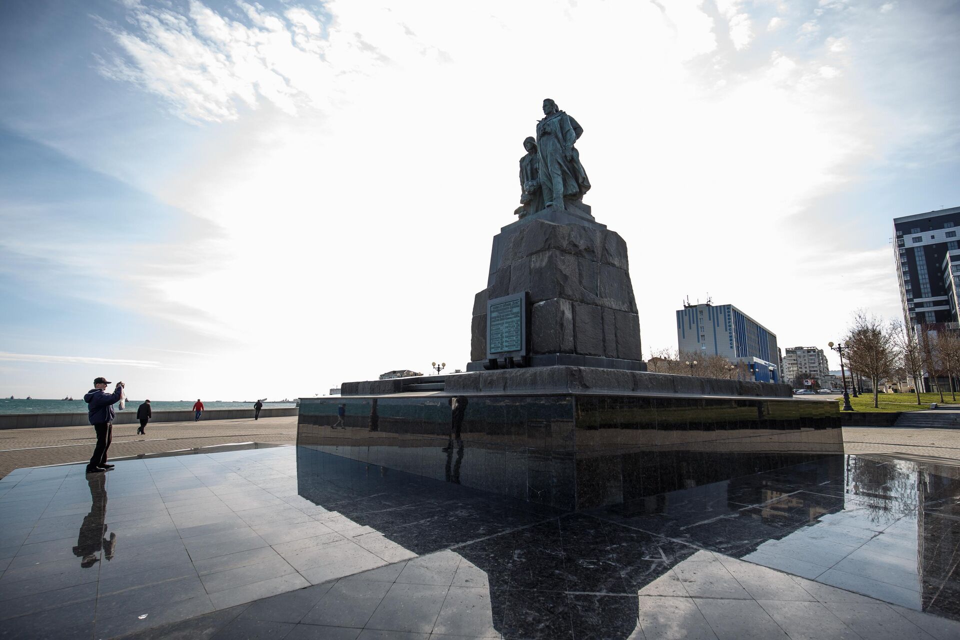 Памятник погибшим морякам сейнера Уруп на мысе любви в городе Новороссийске - РИА Новости, 1920, 07.11.2023