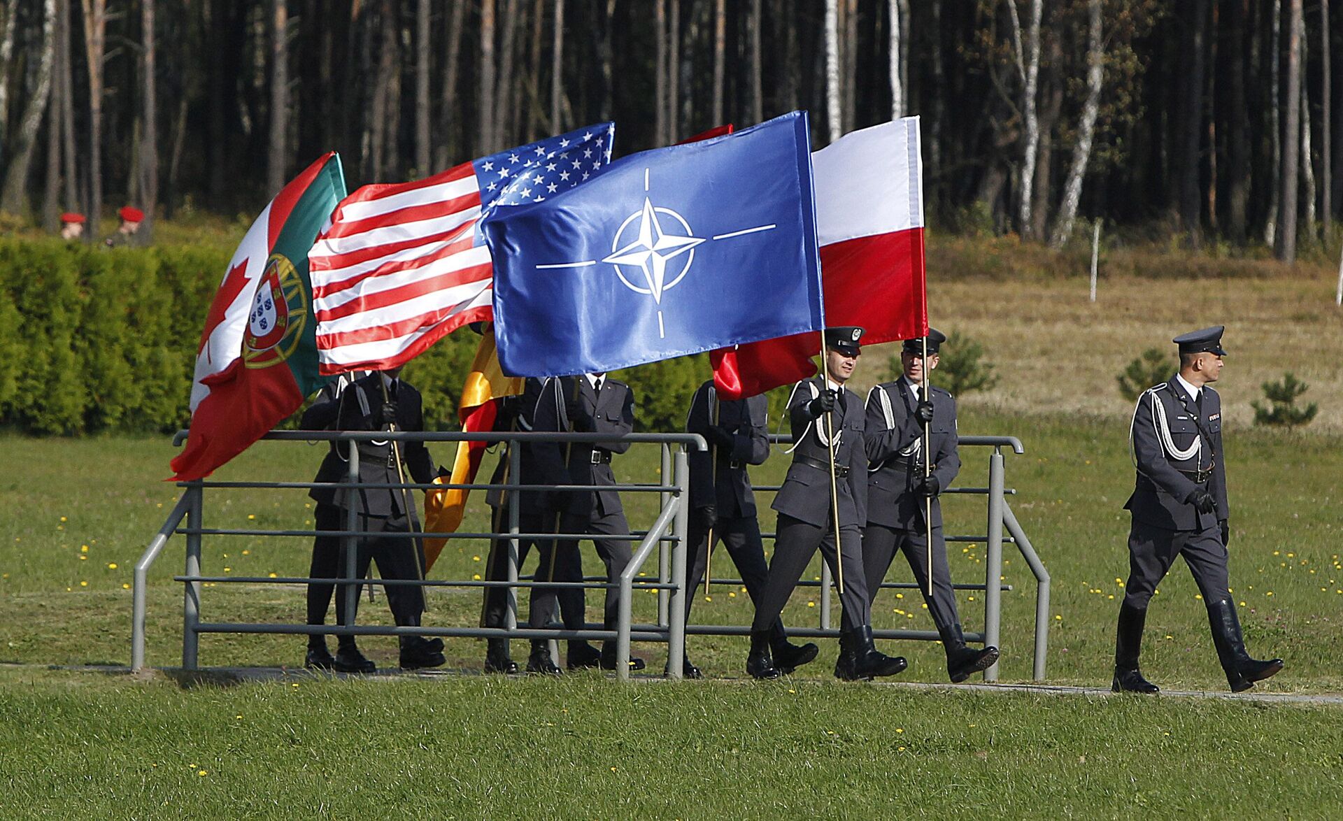 Военнослужащие с флагами США, НАТО и Польши на авиабазе в Ласке - РИА Новости, 1920, 08.08.2025