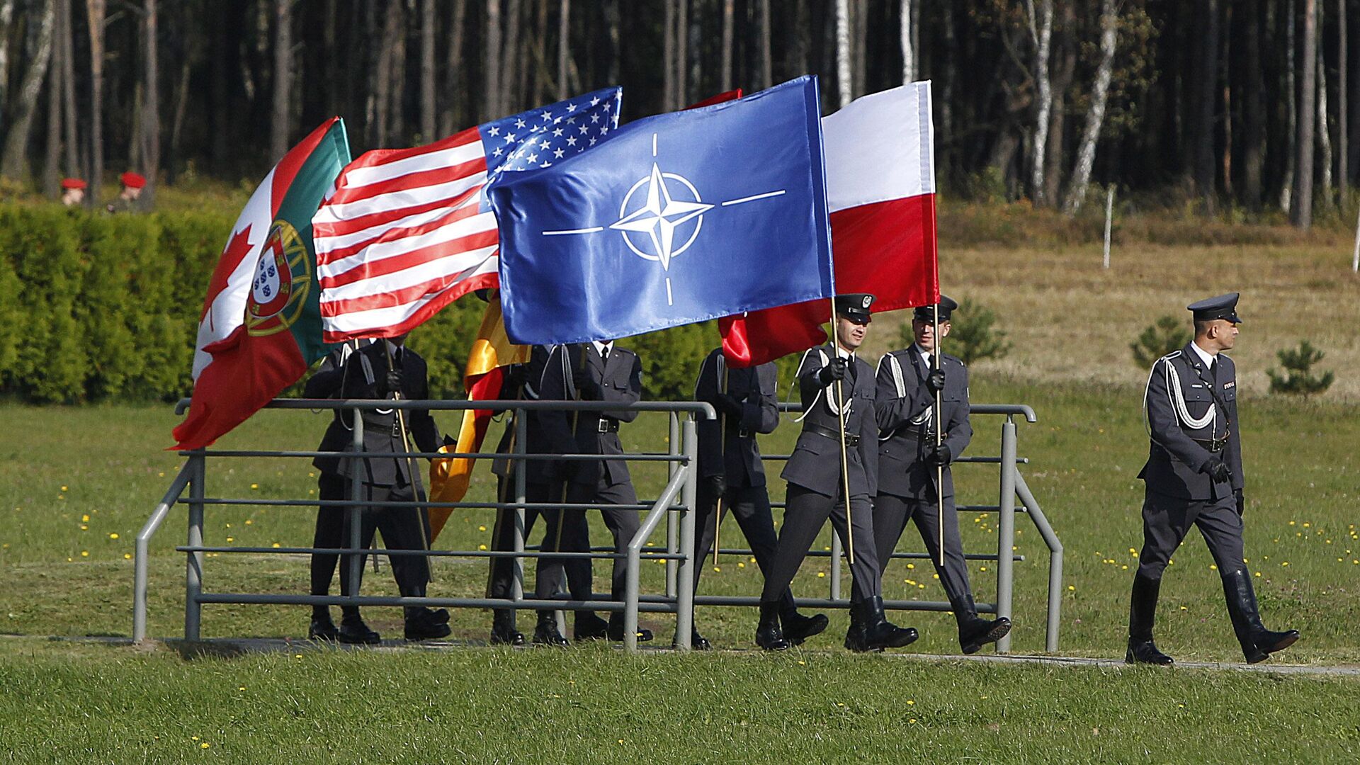 Военнослужащие с флагами США, НАТО и Польши на авиабазе в Ласке - РИА Новости, 1920, 07.11.2023