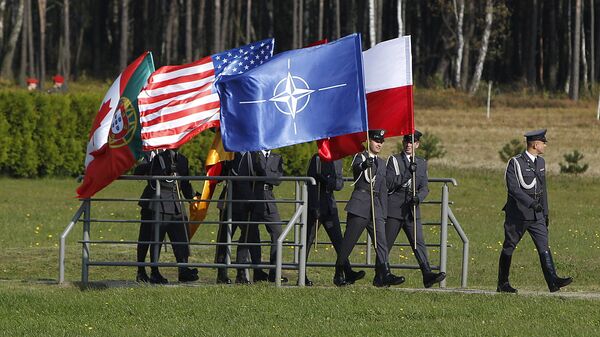 Военнослужащие с флагами США, НАТО и Польши на авиабазе в Ласке
