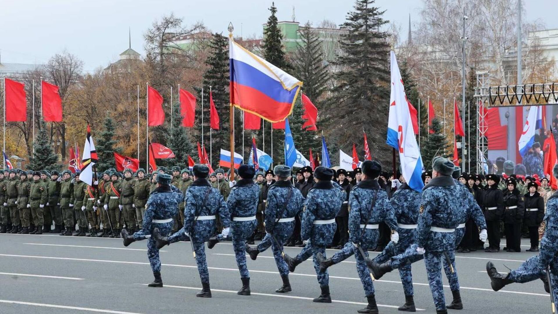 Парад в память о событиях ВОВ вновь прошел в Самаре - РИА Новости,  07.11.2023