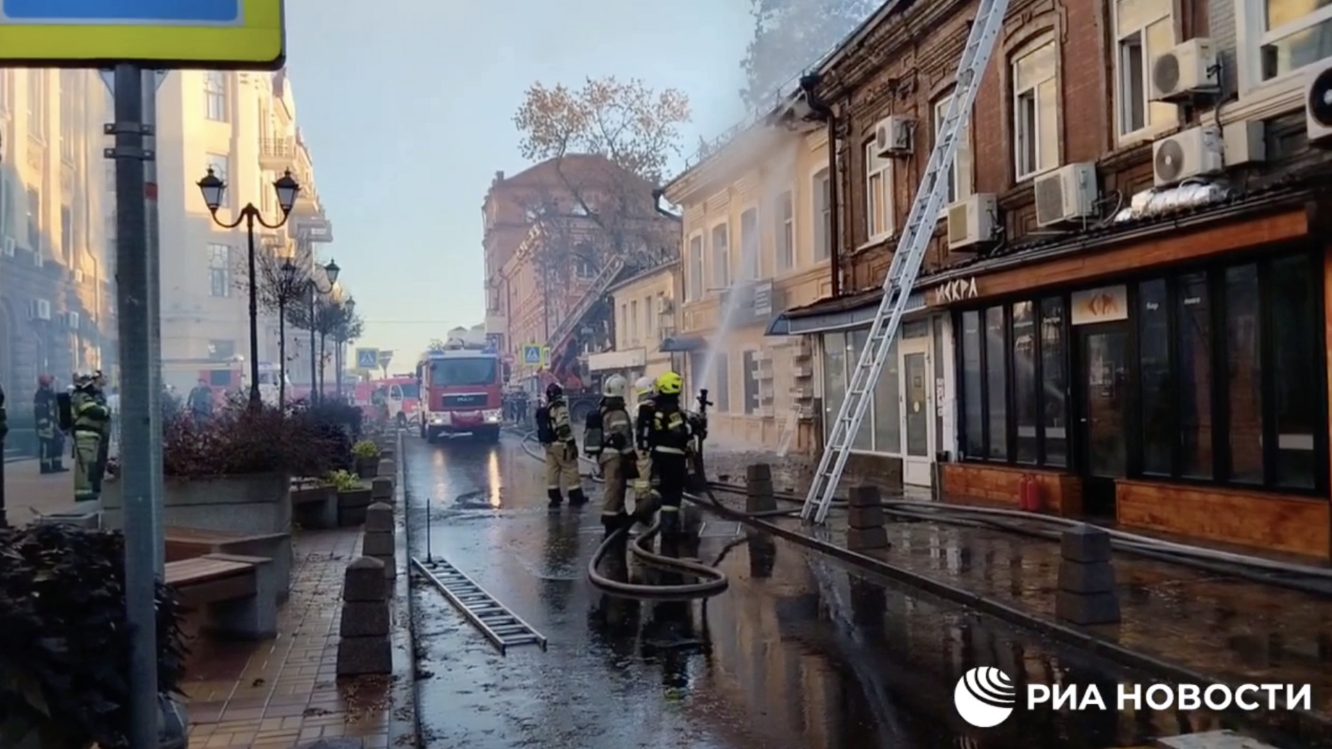 Пожар в двухэтажном здании в Ростове-на-Дону - РИА Новости, 1920, 07.11.2023