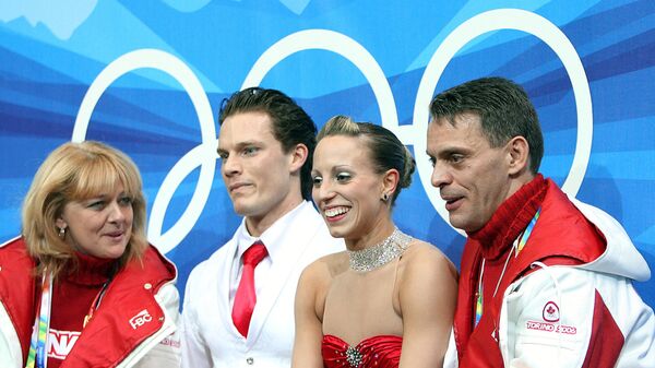 Тренер Ришар Готье (справа) и фигуристы Валери Марко и Крейг Бантин на Олимпийских играх 2006 года