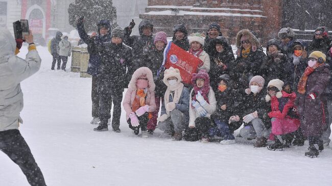 Туристы во время снегопада в Харбине