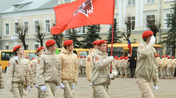 В Твери молодежь прошла маршем в честь Дня парада на Красной площади