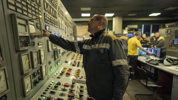 Сотрудник диспетчерского центра электростанции в центральной Украине