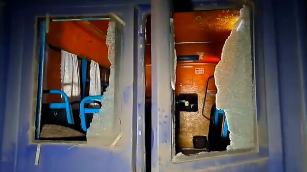 Пассажирский автобус после обстрела в центре Донецка