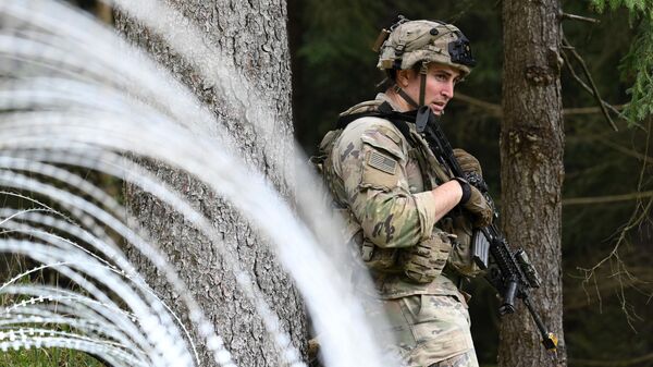 Американский солдат во время учений НАТО на полигоне Хоэнфельс в Германии