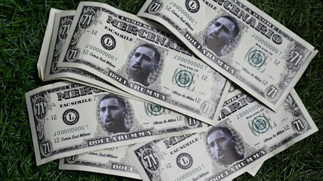 Фальшивые доллары от болельщиков Милана с изображением Доннаруммы