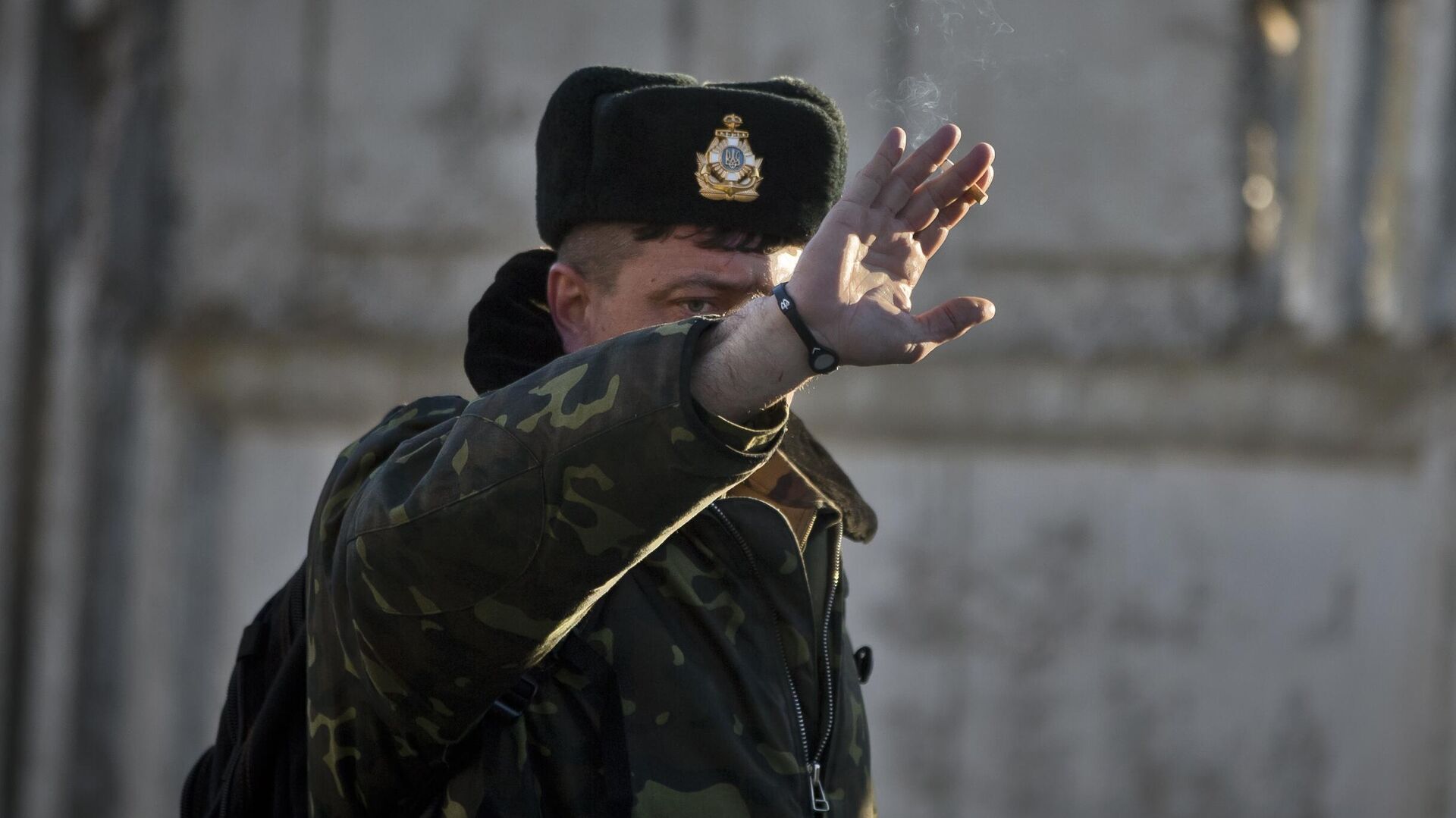 Украинский военный в шапке-ушанке0