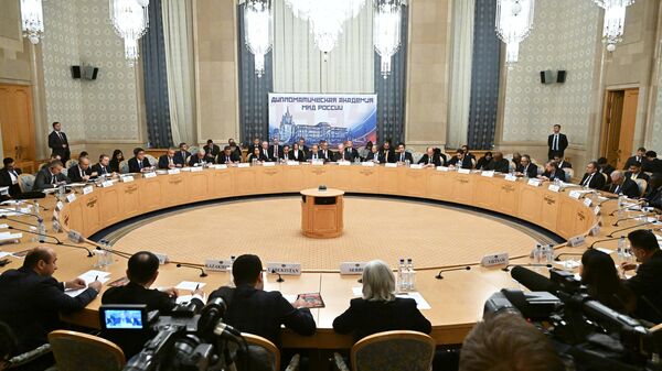 Министр иностранных дел РФ Сергей Лавров принимает участие в круглом столе по урегулированию украинского кризиса