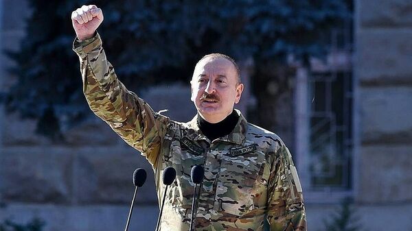 Президент Азербайджанской Республики Ильхам Алиев выступает перед участниками военного парада в Ханкенди