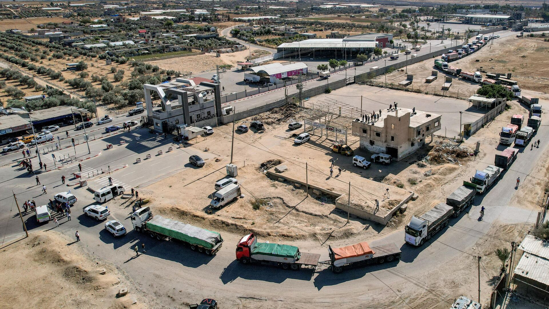 Грузовые автомобили с гуманитарной помощью на КПП Рафах на границе сектора Газа и Египта Грузовые автомобили с гуманитарной помощью на КПП Рафах на границе сектора Газа и Египта - РИА Новости, 1920, 08.11.2023