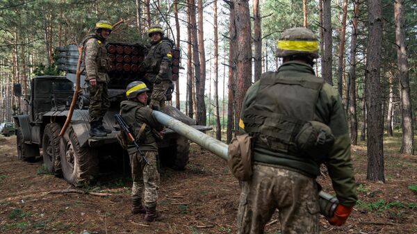 Украинские военнослужащие заряжают РСЗО Град