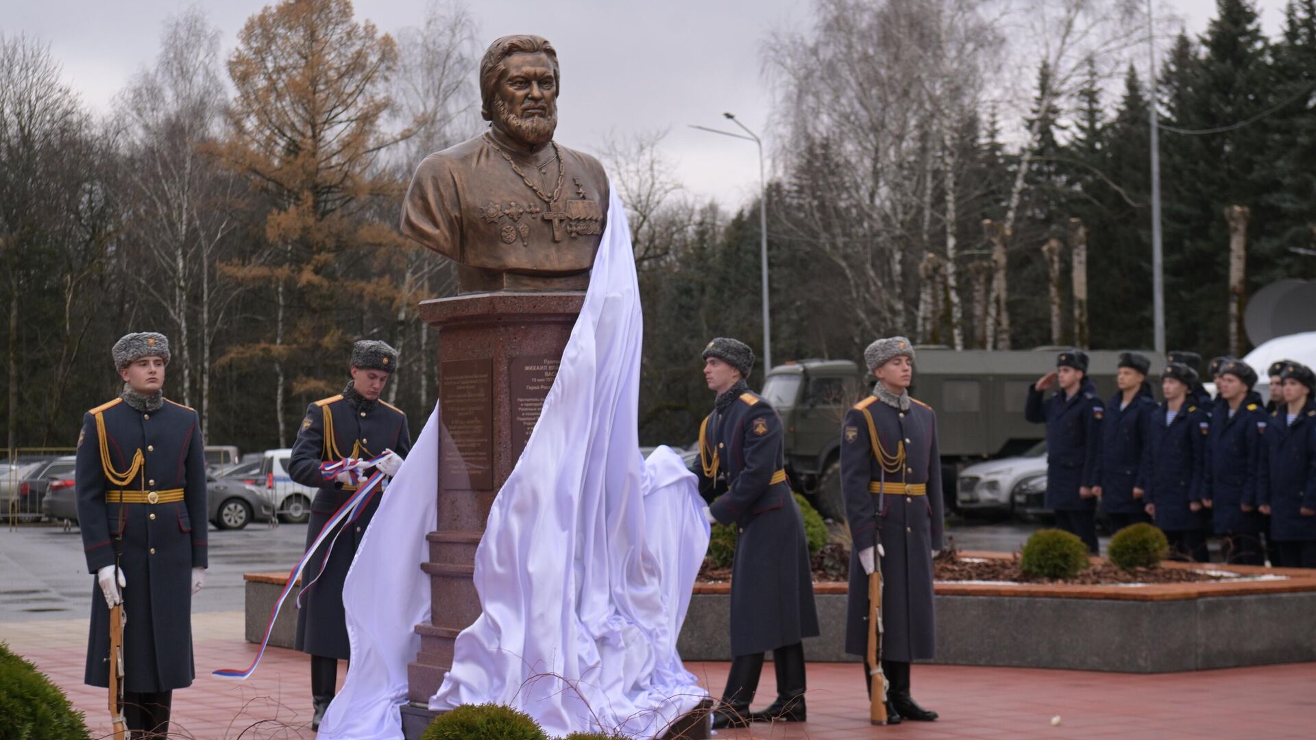 Церемония открытия памятника герою России протоиерею Михаилу Васильеву во Власихе - РИА Новости, 1920, 08.11.2023