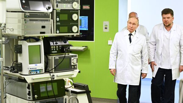 Президент России Владимир Путин во время посещения детского гематологического центра имени Димы Рогачева в Москве