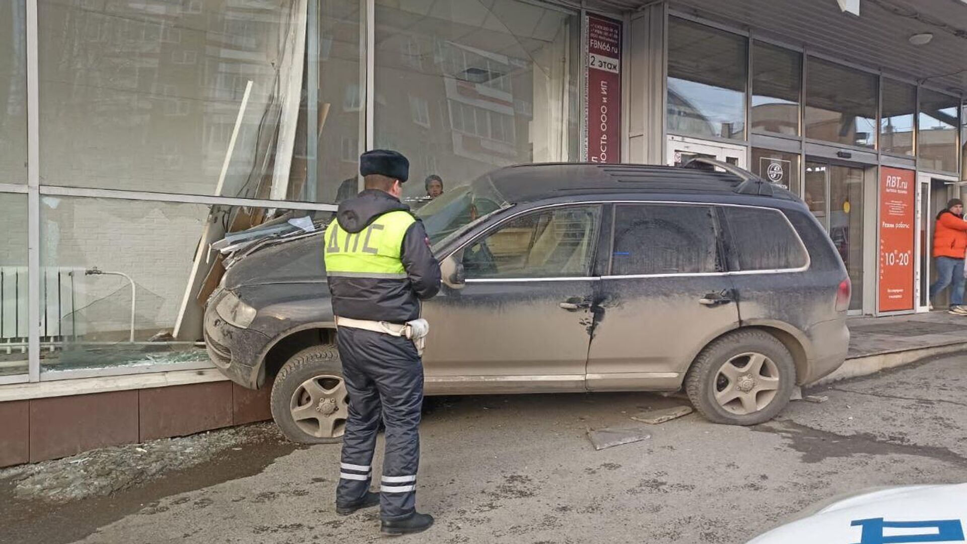 Под Калугой пенсионерка перепутала педали в авто и въехала в остановку -  РИА Новости, 12.11.2023