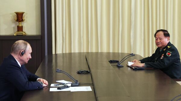 Президент России Владимир Путин и заместитель председателя Центрального военного совета КНР Чжан Юся во время встречи в Ново-Огарево. 8 ноября 2023