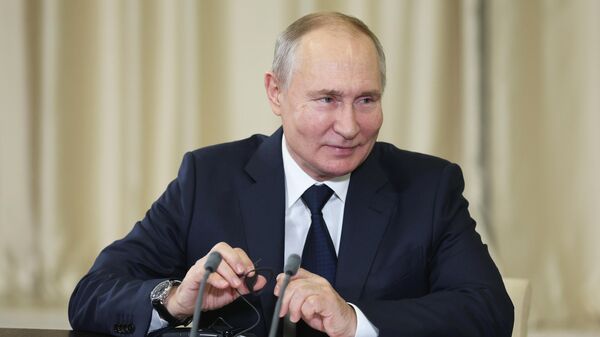 Президент России Владимир Путин во время встречи с заместителем председателя Центрального военного совета КНР Чжаном Юсей в Ново-Огарево. 8 ноября 2023