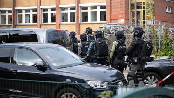 Полицейские у школы, в которой вооруженные ученики угрожали учителю, в Гамбурге. 8 ноября 2023