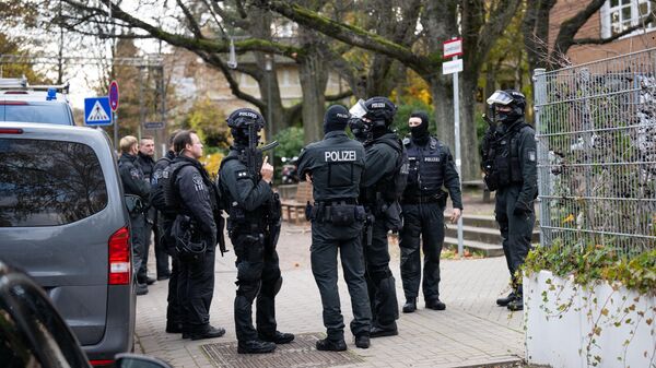 Полицейские у школы в Гамбурге, где вооруженные ученики угрожали учителю. 8 ноября 2023