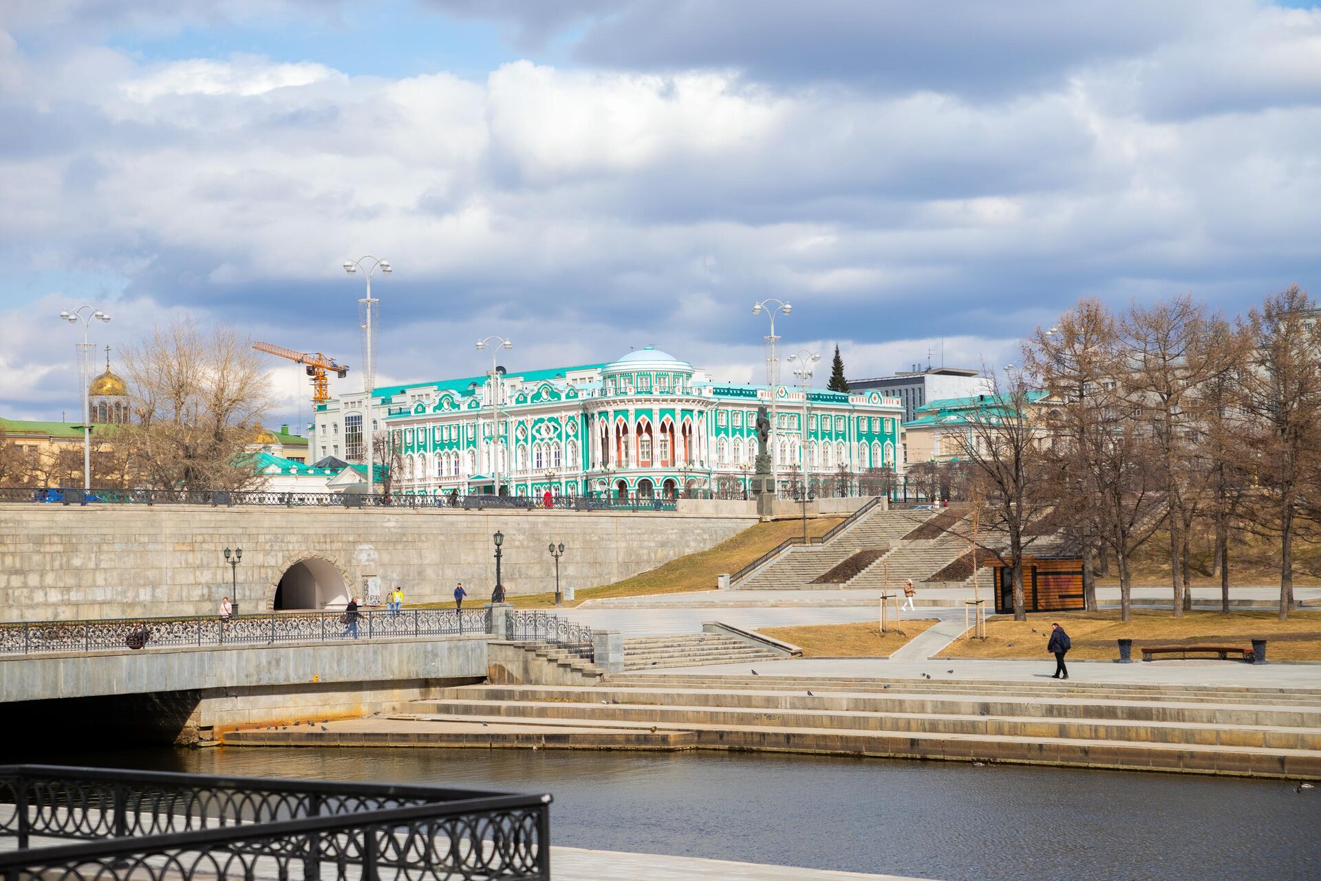 Вид на Дом Севастьянова и Плотинку на реке Исеть в Екатеринбурге - РИА Новости, 1920, 08.11.2023