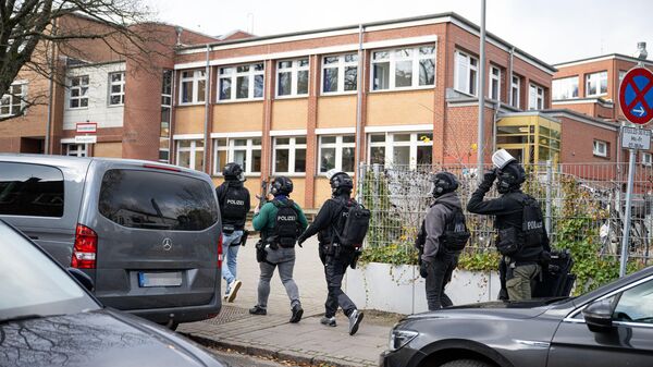 Полицейские возле школы в Гамбурге, Германия