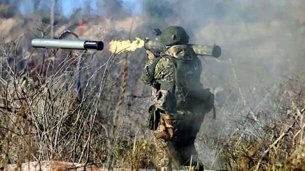 Военнослужащий ВС РФ стреляет из огнемета во время прохождения боевой подготовки на одном из полигонов в зоне СВО