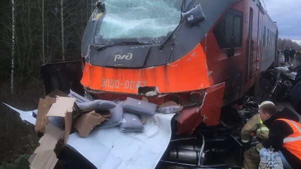 Пассажирский электропоезд столкнулся с грузовиком в Нижегородской области