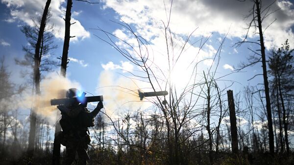 Военнослужащий ВС РФ стреляет из огнемета в зоне СВО