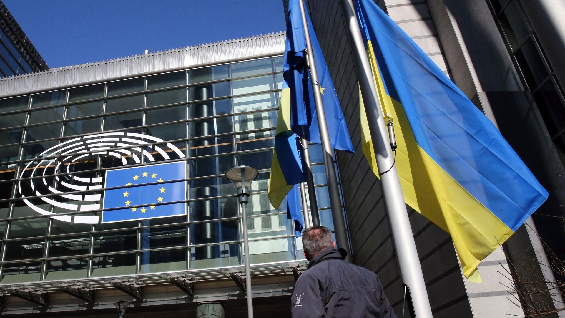 Флаг Украины возле здания Европейского парламента в Брюсселе - РИА Новости, 1920, 08.11.2023