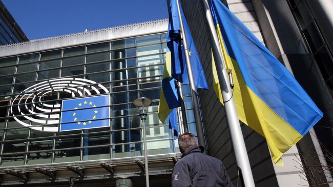 Флаг Украины возле здания Европейского парламента в Брюсселе