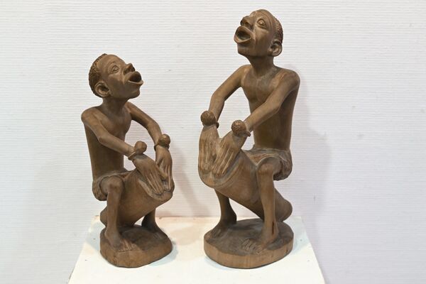 Скульптура из дерева Барабанщики на выставке Африка. Любовь с первого взгляда в Галерее на Чистых прудах в Москве