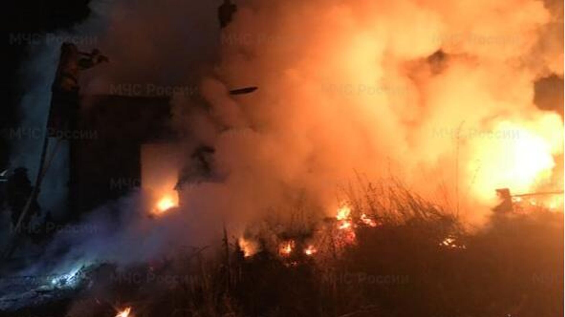 На крупном рынке во Владивостоке ликвидировали пожар на складе стройматериалов