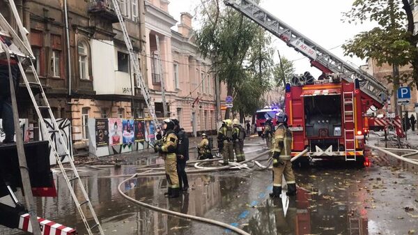 Ликвидация пожара в неэксплуатируемом здании в историческом центре Ростова-на-Дону 