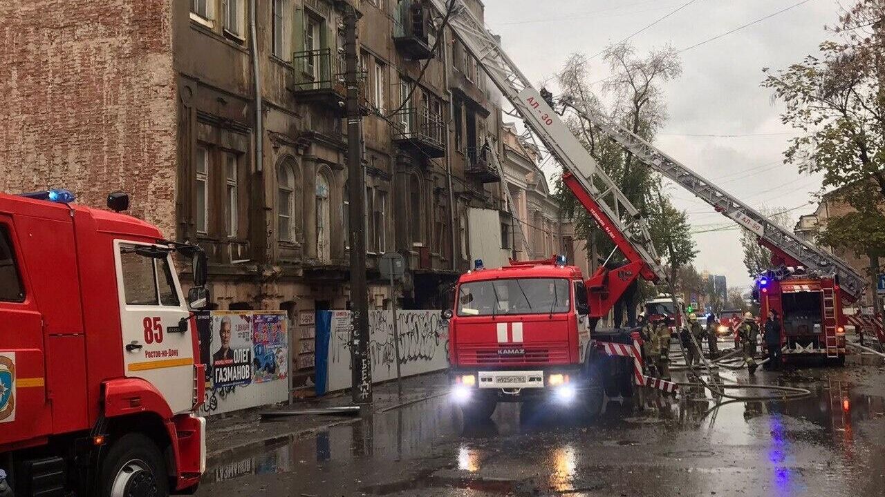 Ликвидация пожара в неэксплуатируемом здании в историческом центре Ростова-на-Дону  - РИА Новости, 1920, 09.11.2023