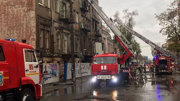 Ликвидация пожара в неэксплуатируемом здании в историческом центре Ростова-на-Дону 