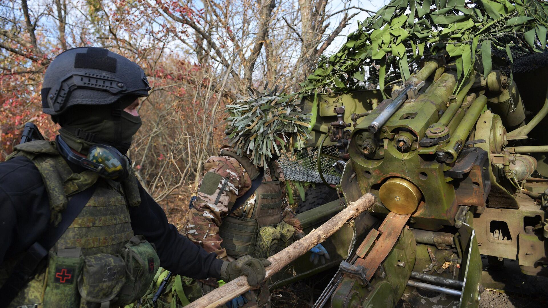 Артиллеристы ВС РФ готовят к боевой работе по позициям ВСУ 152-мм пушку Гиацинт-Б в зоне проведения СВО1