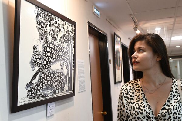 Посетительница возле картины Аббаса Рафики Леопарды на выставке Африка. Любовь с первого взгляда в Галерее на Чистых прудах в Москве