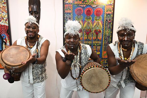 Участники африканской барабанной шоу-группы Килиманджаро на выставке Африка. Любовь с первого взгляда в Галерее на Чистых прудах в Москве