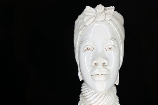 Скульптура из слоновой кости Африканская женщина на выставке Африка. Любовь с первого взгляда в Галерее на Чистых прудах в Москве