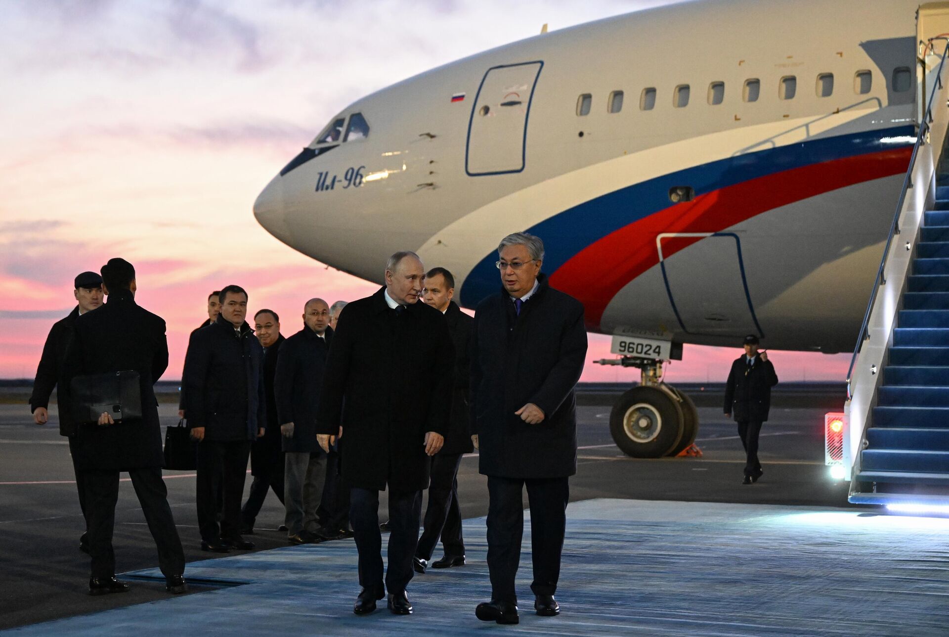 Президент РФ Владимир Путин и президент Республики Казахстан Касым-Жомарт Токаев в аэропорту Астаны Президент РФ Владимир Путин и президент Республики Казахстан Касым-Жомарт Токаев в аэропорту Астаны - РИА Новости, 1920, 09.11.2023